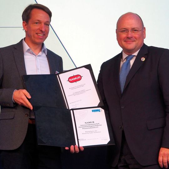 Namur-Vorstandsvorsitzender Felix Hanisch (li.) und Arne Schönbohm, Präsident des BSI, freuen sich über die stärkere Zusammenarbeit. Namur-Vorstandsvorsitzender Felix Hanisch (li.) und Arne Schönbohm, Präsident des BSI, freuen sich über die stärkere Zusammenarbeit.