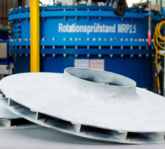 Auch wenn es ein wenig so aussieht, das ist kein Überbleibsel des sagenumwobenen Haunebu, sondern ein Radiallaufrad aus einem Metall-Faserverbund-Mix, das Experten des Instituts für Leichtbau und Kunststofftechnik (ILK) der TU Dresden entwickelt haben. Bei Tests erreichte es eine Drehzahl von 10.266 Umdrehungen pro Minute, sagen die Forscher, und seine Umfangsgeschwindigkeit kam dabei auf 543 m/s. Dafür hat das Team um Prof. Maik Gude nun den AVK-Preis 2018 in der Kategorie Forschung/Wissenschaft erhalten. Auch wenn es ein wenig so aussieht, das ist kein Überbleibsel des sagenumwobenen Haunebu, sondern ein Radiallaufrad aus einem Metall-Faserverbund-Mix, das Experten des Instituts für Leichtbau und Kunststofftechnik (ILK) der TU Dresden entwickelt haben. Bei Tests erreichte es eine Drehzahl von 10.266 Umdrehungen pro Minute, sagen die Forscher, und seine Umfangsgeschwindigkeit kam dabei auf 543 m/s. Dafür hat das Team um Prof. Maik Gude nun den AVK-Preis 2018 in der Kategorie Forschung/Wissenschaft erhalten.