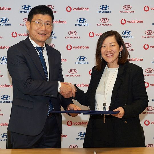Ji Yun Kim (Hyundai) und Yen Yen Tan (Vodafone) bei der Vertragsunterzeichnung. Ji Yun Kim (Hyundai) und Yen Yen Tan (Vodafone) bei der Vertragsunterzeichnung.