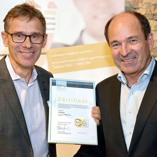 Aspion-Geschäftsführer Michael Wöhr (l.) nimmt die Auszeichnung „Software Made in Germany“ von Bitmi-Vizepräsident Martin Hubschneider entgegen. Aspion-Geschäftsführer Michael Wöhr (l.) nimmt die Auszeichnung „Software Made in Germany“ von Bitmi-Vizepräsident Martin Hubschneider entgegen.