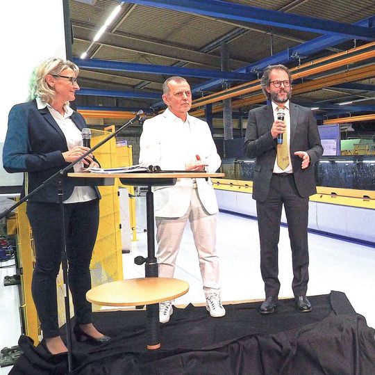 Die geschäftsführenden Gesellschafter der Profilmetall-Gruppe: Dr. Daniela Eberspächer-Roth und Manfred Roth (rechts) im Gespräch mit Jürgen R. Schmid von Design Tech vor der neuen „Profilieranlage 4.1“. Die geschäftsführenden Gesellschafter der Profilmetall-Gruppe: Dr. Daniela Eberspächer-Roth und Manfred Roth (rechts) im Gespräch mit Jürgen R. Schmid von Design Tech vor der neuen „Profilieranlage 4.1“.
