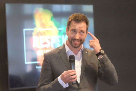 Der erste Vortrag am zweiten Tag gehörte René Borbonus. Sein Vortragstitel stand unter der Headline: „Respekt – Ansehen gewinnen bei Freund und Feind.“