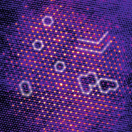 Elektronenmikroskopisches Bild einer Aluminium-Ausscheidung mit atomar-großen Diffusionskanälen Elektronenmikroskopisches Bild einer Aluminium-Ausscheidung mit atomar-großen Diffusionskanälen