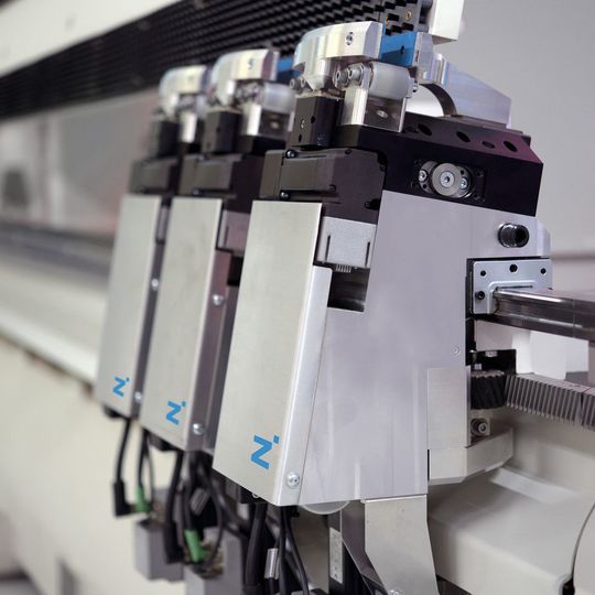 Die Roboterbearbeitungszelle Multi Process Cell der Zimmer Group nutzt ein dynamisches Transportsystem, in dem die Transporteinheiten bedarfsorientiert miteinander verbunden werden. Die Roboterbearbeitungszelle Multi Process Cell der Zimmer Group nutzt ein dynamisches Transportsystem, in dem die Transporteinheiten bedarfsorientiert miteinander verbunden werden.