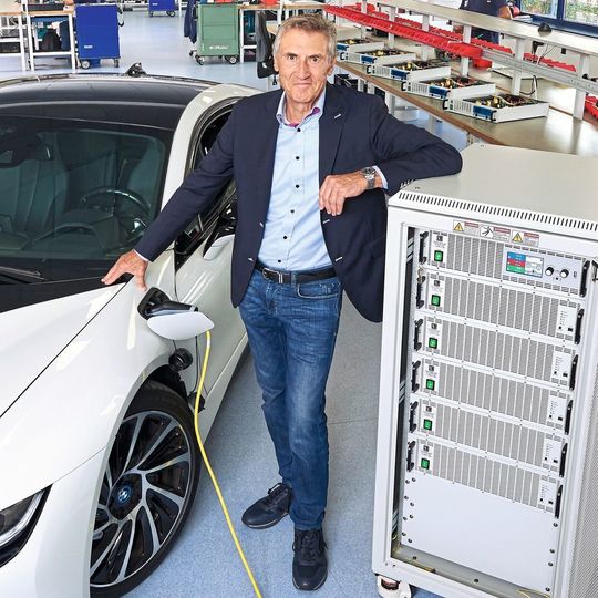 Helmut Nolden, Geschäftsführer EA Elektro-Automatik: „Beim Testen von Hochleistungskomponenten verringern hocheffiziente bidirektionale Stromversorgungen sowie elektronische Lasten mit Netzrückspeisung die CO₂-Emissionen.“ Helmut Nolden, Geschäftsführer EA Elektro-Automatik: „Beim Testen von Hochleistungskomponenten verringern hocheffiziente bidirektionale Stromversorgungen sowie elektronische Lasten mit Netzrückspeisung die CO₂-Emissionen.“