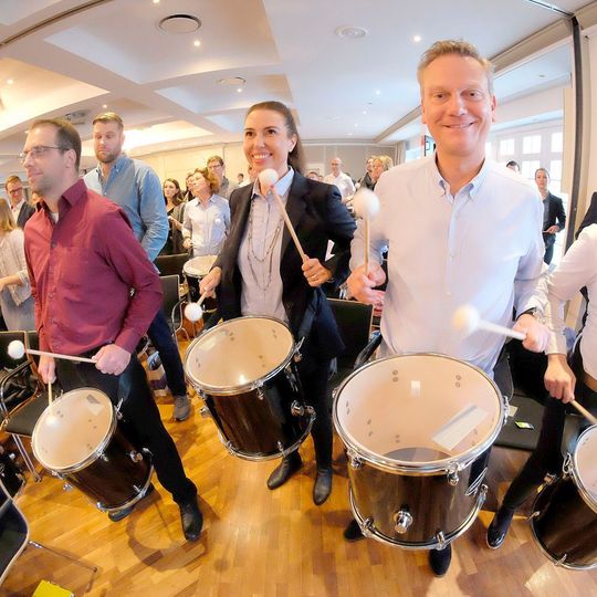Hier spielt die Musik für die Nachwuchsführungskräfte im Kfz-Gewerbe: In diesem Jahr fand bereits die zwölfte Herbstakademie der Junioren auf Sylt statt. Hier spielt die Musik für die Nachwuchsführungskräfte im Kfz-Gewerbe: In diesem Jahr fand bereits die zwölfte Herbstakademie der Junioren auf Sylt statt.