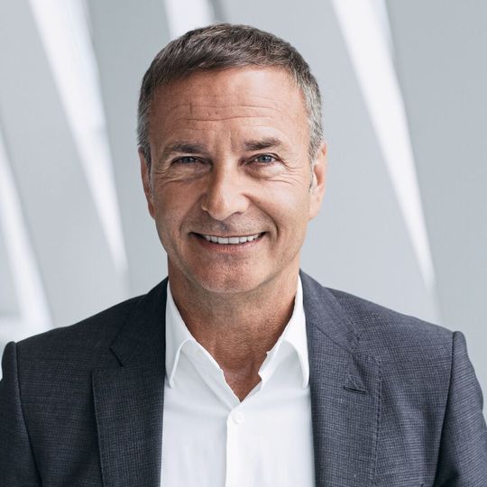 Daimlers Finanzvorstand, Bodo Uebber, soll laut einem Medienbericht Aufsichtsratschef von Thyssenkrupp werden. Daimlers Finanzvorstand, Bodo Uebber, soll laut einem Medienbericht Aufsichtsratschef von Thyssenkrupp werden.