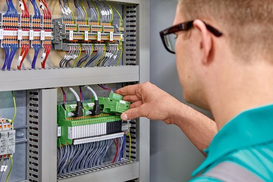 In den letzten Jahren schritt die Miniaturisierung elektromechanischer und insbesondere elektronischer Schalt-Interfaces immer weiter fort, was Platz im Schaltschrank einsparen hilft. In den letzten Jahren schritt die Miniaturisierung elektromechanischer und insbesondere elektronischer Schalt-Interfaces immer weiter fort, was Platz im Schaltschrank einsparen hilft.