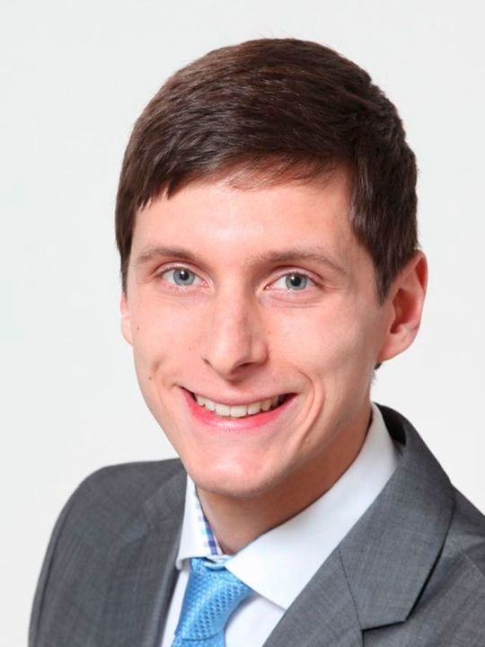 Heute ist es wichtig, dass ein guter Instandhalter seine Maschinen hard- und softwareseitig gut kennt, um vorausschauend Reparaturen zu planen und benötigtes Material zu beschaffen. Hierbei helfen ihm zunehmend digitale Services, die ihn bei der Überwachung des Zustands seiner Maschinen unterstützen“, erklärt Peter Strohm, Projektmanager Global Service bei der Emag GmbH & Co. KG.