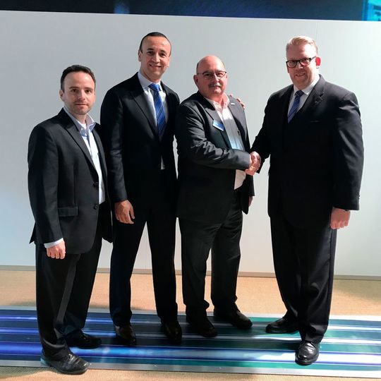 Die Vereinbarung zwischen Harting und Heilind Electronics wurde auf der Messe „electronica“ in München unterzeichnet. Von links zu sehen: Robert Clapp jr., Corporate Operations bei Heilind Electronics, Jon DeSouza, Präsident und CEO Harting Americas. Alan Clapp, Vice President bei Heilind Electronics, und Edgar-Peter Düning, Geschäftsführer Harting Electric. Die Vereinbarung zwischen Harting und Heilind Electronics wurde auf der Messe „electronica“ in München unterzeichnet. Von links zu sehen: Robert Clapp jr., Corporate Operations bei Heilind Electronics, Jon DeSouza, Präsident und CEO Harting Americas. Alan Clapp, Vice President bei Heilind Electronics, und Edgar-Peter Düning, Geschäftsführer Harting Electric.