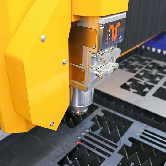 Beim neuen Laserschneidkopf Extrabeam Pro von Thermacut kann der Laserstrahl frontseitig bequem justiert werden. Beim neuen Laserschneidkopf Extrabeam Pro von Thermacut kann der Laserstrahl frontseitig bequem justiert werden.