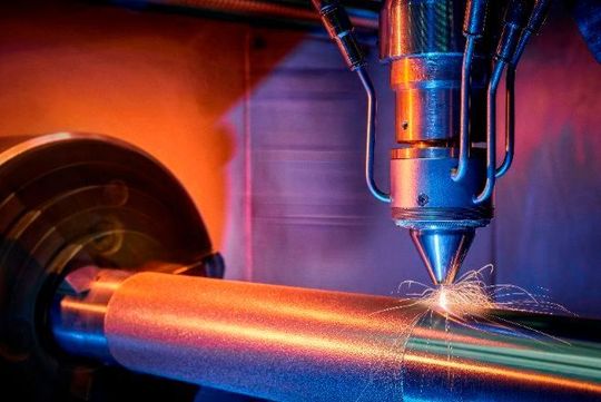 Aufrüstung: Eine Drehbank wird durch Integration von Laserstrahlquelle, EHLA-Bearbeitungskopf und Pulverzufuhrsystem zur extrem schnellen Anlage zum Laserauftragen. Aufrüstung: Eine Drehbank wird durch Integration von Laserstrahlquelle, EHLA-Bearbeitungskopf und Pulverzufuhrsystem zur extrem schnellen Anlage zum Laserauftragen.