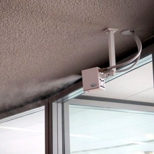 Der Draabe Nano Fog gibt einen mikrofeinen Sprühnebel in den Raum. Der Draabe Nano Fog gibt einen mikrofeinen Sprühnebel in den Raum.