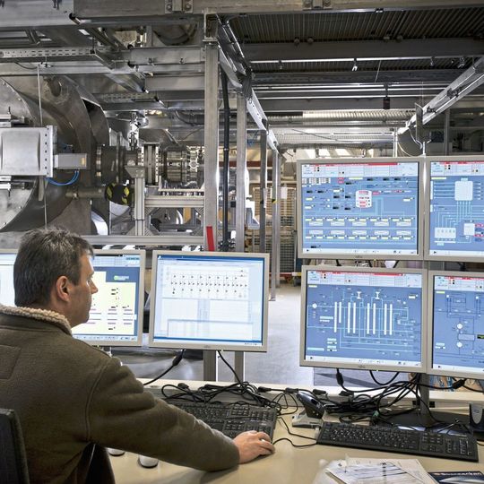 Haptische Displays könnten zukünftig komplexe Steueraufgaben erleichtern, indem sie über fühlbares Feedback auf relevante Ereignisse aufmerksam machen. Im Bild: die Leitwarte des Neutrino-Experiments Katrin am KIT. Haptische Displays könnten zukünftig komplexe Steueraufgaben erleichtern, indem sie über fühlbares Feedback auf relevante Ereignisse aufmerksam machen. Im Bild: die Leitwarte des Neutrino-Experiments Katrin am KIT.
