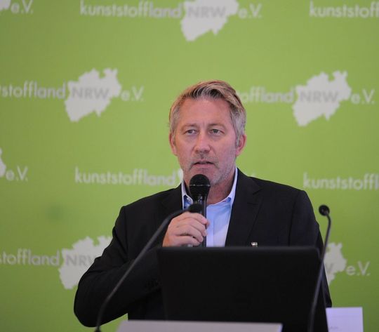Im Rahmen Veranstaltung „Kunststoffindustrie vor großen Herausforderungen – Herkulesaufgabe gemeinsam bewältigen“ apellierte Reinhard Hoffmann, Vorsitzender des Kunststoffland NRW e. V. und Geschäftsführender Gesellschafter Gerhardi Kunststofftechnik GmbH: „Zusammen mit den OEMs müssen neue Geschäftsmodelle entwickelt werden, um zu zeigen, wie wichtig und unersetzbar Kunststoffe für die Zukunft sind. Doch diese Modelle müssen den verantwortungsbewussten und nachhaltigen Umgang damit sichern.“ Im Rahmen Veranstaltung „Kunststoffindustrie vor großen Herausforderungen – Herkulesaufgabe gemeinsam bewältigen“ apellierte Reinhard Hoffmann, Vorsitzender des Kunststoffland NRW e. V. und Geschäftsführender Gesellschafter Gerhardi Kunststofftechnik GmbH: „Zusammen mit den OEMs müssen neue Geschäftsmodelle entwickelt werden, um zu zeigen, wie wichtig und unersetzbar Kunststoffe für die Zukunft sind. Doch diese Modelle müssen den verantwortungsbewussten und nachhaltigen Umgang damit sichern.“