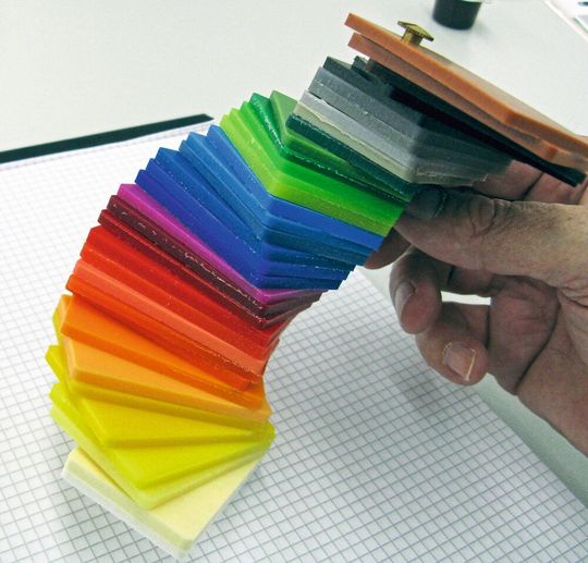 Palette der lieferbaren Standardfarben für Rotationsgussteile aus dem Thermoplast Polyethylen (PE).