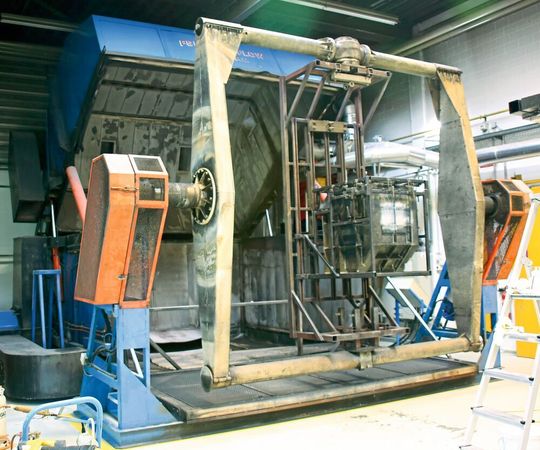 Eine sogenannte Singleshot-Anlage für das Rotationsgießen von Bauteilen mit besonders großen Abmessungen.
