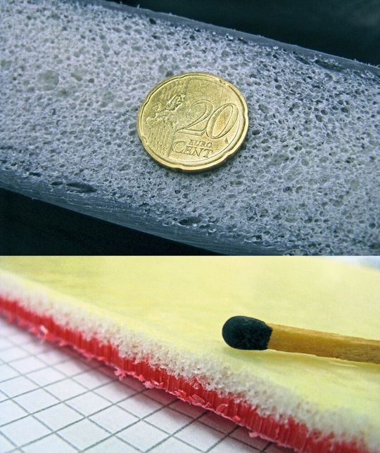 Auch Mehrkomponentenbauteile sind machbar: Oben ein vollständig geschlossenporig ausgeschäumter Hohlkörper und unten ein Behälter mit dreilagiger Wand aus stabiler Außenhaut, isolierender Schaumschicht und zusätzlicher gelblicher Innenschicht.