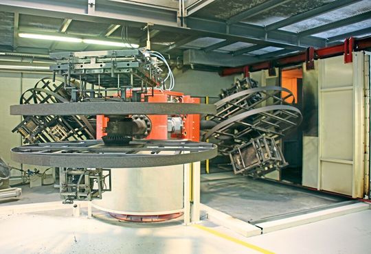 Grütters Mehrstationen-Anlage für die Produktion von Bauteilen mit kleineren bis mittleren Abmessungen.