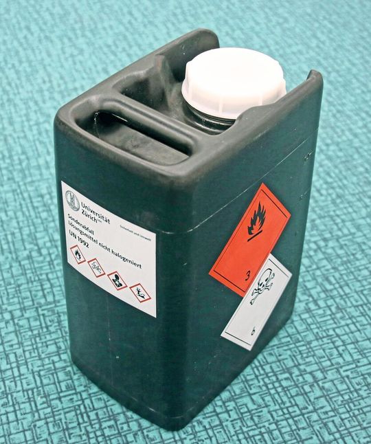 Beispiel für im Verlauf des Aufschmelzvorgangs beim Rotatsionsformen in den Kunststoff eingeschmolzene Etiketten, die unverlierbar und sehr kratzfest sind.