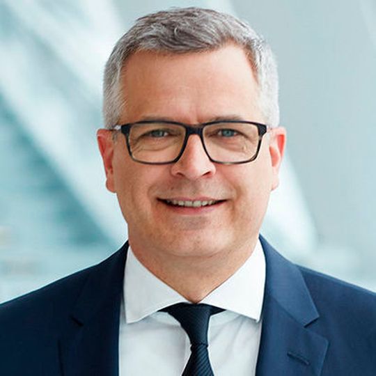 Franz Reiner, Mitglied des Vorstands für die Region Europa, übernimmt im Sommer den Vorstandsvorsitz bei Daimler Financial Services. Franz Reiner, Mitglied des Vorstands für die Region Europa, übernimmt im Sommer den Vorstandsvorsitz bei Daimler Financial Services.