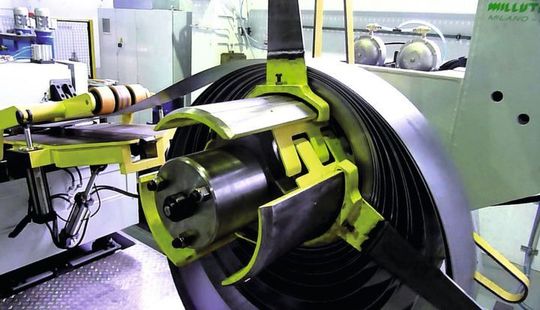 Eine Bandanlage in Kurzbauform mit angetriebenem Haspel SMO 3000 von Millutensil für Coilgewichte bis 3000 kg und eine maximale Bandbreite von 600 mm, hier bei der Wilhelm Flender GmbH & Co. KG.