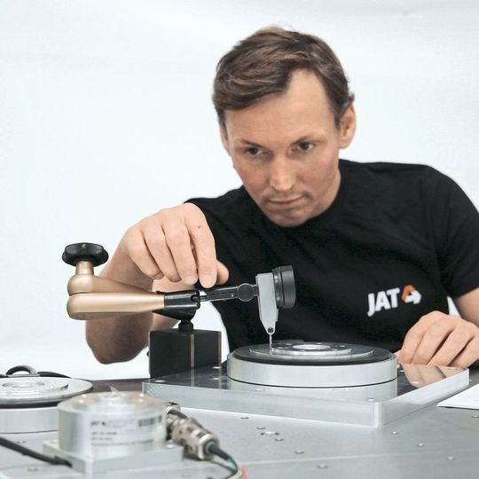JAT-Spezialisten unterstützen den Kunden während der gesamten Projektphase, u.a. bei der Inbetriebnahme der Rundtischsysteme. JAT-Spezialisten unterstützen den Kunden während der gesamten Projektphase, u.a. bei der Inbetriebnahme der Rundtischsysteme.