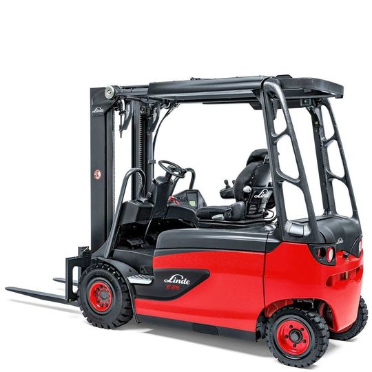 Das sichtoptimierte Fahrzeugkonzept des Linde Roadster ohne A-Säule und das attraktive Design des Staplers haben das Expertengremium des German Design Award überzeugt. Das sichtoptimierte Fahrzeugkonzept des Linde Roadster ohne A-Säule und das attraktive Design des Staplers haben das Expertengremium des German Design Award überzeugt.