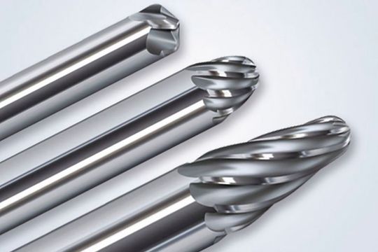 La gamme ArCut X avec un grand rayon de courbure permet de réaliser de grandes prises de passe avec une excellente profondeur de rugosité théorique réduisant considérablement le temps nécessaire pour les processus de polissage. La gamme ArCut X avec un grand rayon de courbure permet de réaliser de grandes prises de passe avec une excellente profondeur de rugosité théorique réduisant considérablement le temps nécessaire pour les processus de polissage.