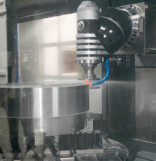 Ein brandneues Highlight im Rahmen der Technologietage bei Bimatec Soraluce in Limburg war ein Bearbeitungszentrum des Typs TA-M, das man mit dem sogenannten Soraluce-Schleifpaket ausgerüstet hat. Hier sieht man die Schleifscheibe bei der Präzisionsarbeit an einem zylindrischen Werkstück. Die optional erhältliche Schleifausrüstung mache aus der Anlage ein wahres Multifunktionstalent. Ein brandneues Highlight im Rahmen der Technologietage bei Bimatec Soraluce in Limburg war ein Bearbeitungszentrum des Typs TA-M, das man mit dem sogenannten Soraluce-Schleifpaket ausgerüstet hat. Hier sieht man die Schleifscheibe bei der Präzisionsarbeit an einem zylindrischen Werkstück. Die optional erhältliche Schleifausrüstung mache aus der Anlage ein wahres Multifunktionstalent.