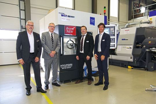 Présentation en avant-première suisse du nouveau centre d’usinage Hyundai Wia XF2000 lors de ces portes-ouvertes. De g à d : Pirmin Zehnder, directeur de Newemag et messieurs Christian Winkler, Dennis Korff et Marc Sieber de chez Hyundai Wia qui ont fait spécialement le déplacement pour cet événement. Présentation en avant-première suisse du nouveau centre d’usinage Hyundai Wia XF2000 lors de ces portes-ouvertes. De g à d : Pirmin Zehnder, directeur de Newemag et messieurs Christian Winkler, Dennis Korff et Marc Sieber de chez Hyundai Wia qui ont fait spécialement le déplacement pour cet événement.