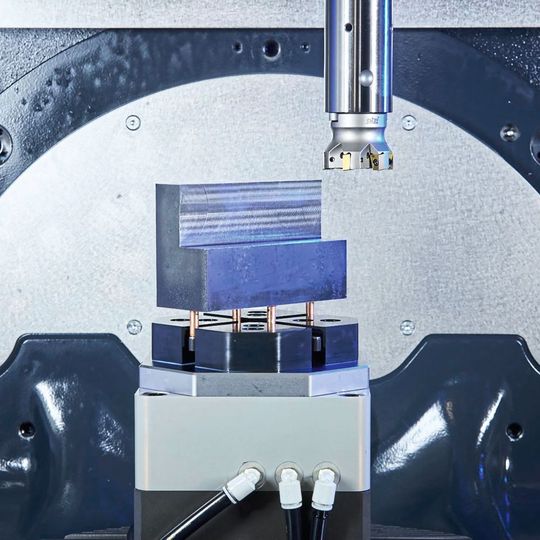 Zuverlässig positionieren und spannen: Jedes Werkstück wird mit vier Bolzen versehen, die dank ihrer Grip-Spannung im Nullpunkt-Spannsystem jeweils bis zu 6 kN Spannkraft übertragen können. Zuverlässig positionieren und spannen: Jedes Werkstück wird mit vier Bolzen versehen, die dank ihrer Grip-Spannung im Nullpunkt-Spannsystem jeweils bis zu 6 kN Spannkraft übertragen können.