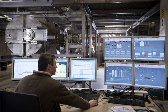Haptische Displays könnten komplexe Steueraufgaben in Leitwarten erleichtern, indem sie über fühlbares Feedback auf relevante Ereignisse aufmerksam machen. Hier im Bild: die Leitwarte des Neutrino-Experiments KATRIN am KIT. (Foto: ) Haptische Displays könnten komplexe Steueraufgaben in Leitwarten erleichtern, indem sie über fühlbares Feedback auf relevante Ereignisse aufmerksam machen. Hier im Bild: die Leitwarte des Neutrino-Experiments KATRIN am KIT. (Foto: )