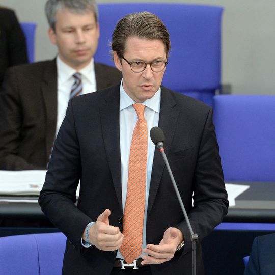Bundesverkehrsminister Andreas Scheuer kritisiert Autoindustrie und Kommunen. Bundesverkehrsminister Andreas Scheuer kritisiert Autoindustrie und Kommunen.