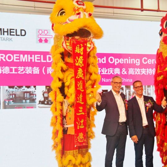 Chinesische Bräuche: Philipp Ehrhardt (rechts) und Hans-Joachim Molka aus der Roemheld-Geschäftsleitung beim traditionellen Löwentanz. Chinesische Bräuche: Philipp Ehrhardt (rechts) und Hans-Joachim Molka aus der Roemheld-Geschäftsleitung beim traditionellen Löwentanz.