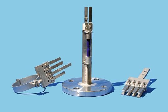 Beispielmontagen – links im Bild: Korrosionsrechen an einer Schelle;  Bildmitte: Montage auf einem Blindflansch, rechts im Bild: Korrosionsrechen.