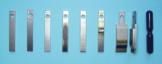 Art der Korrosionsproben. Von links nach rechts: normal, geschliffen, geschweißt, Spaltproben und Email. Die meisten Werkstoffe vom unlegierten Stahl bis zum Tantal sind vorrätig.