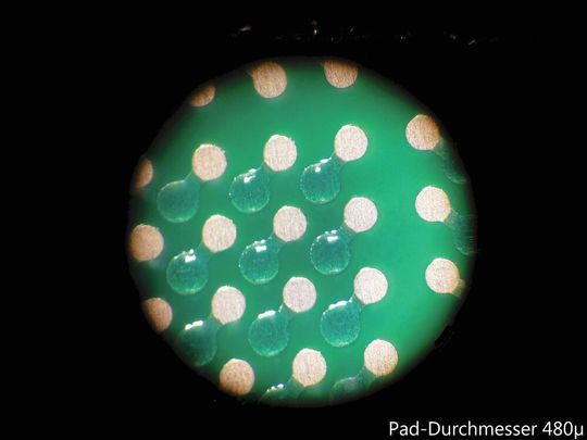 Lötmaskendefinierte Pads mit einem Durchmesser von 480 µm. Lötmaskendefinierte Pads mit einem Durchmesser von 480 µm.