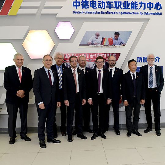 Die deutsche Delegation bei der Eröffnung des Deutsch-Chinesischen Kompetenzzentrums für Elektromobilität. Die deutsche Delegation bei der Eröffnung des Deutsch-Chinesischen Kompetenzzentrums für Elektromobilität.