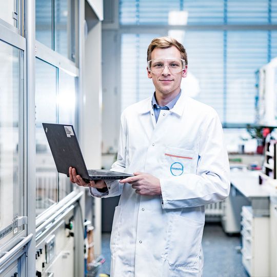 Daten-Experte Jan Meyer hilft, bei Covestro die digitale Forschung und Entwicklung voranzutreiben. Daten-Experte Jan Meyer hilft, bei Covestro die digitale Forschung und Entwicklung voranzutreiben.