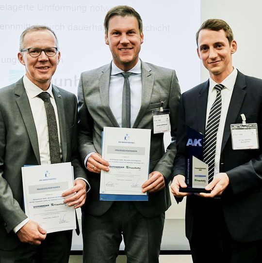 AVK-Innovationspreis-Verleihung am 5. November in Stuttgart. Von links: Dr. Matthias Graf (Leiter Technologieentwicklung, Dieffenbacher), Christian Dieffenbacher (Mitglied der Geschäftsführung, Dieffenbacher), Dr. Sebastian Baumgärtner (Fraunhofer ICT). Prämiert wurde das System Fibercon von Dieffenbacher, eine neuartige Konsolidierungsanlage für die Compositeverarbeitung. AVK-Innovationspreis-Verleihung am 5. November in Stuttgart. Von links: Dr. Matthias Graf (Leiter Technologieentwicklung, Dieffenbacher), Christian Dieffenbacher (Mitglied der Geschäftsführung, Dieffenbacher), Dr. Sebastian Baumgärtner (Fraunhofer ICT). Prämiert wurde das System Fibercon von Dieffenbacher, eine neuartige Konsolidierungsanlage für die Compositeverarbeitung.