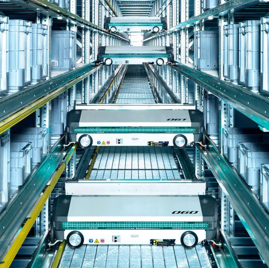 Automatisches Kleinteilelager im neuen Schukat-Logistikzentrum mit Shuttles von Knapp. Automatisches Kleinteilelager im neuen Schukat-Logistikzentrum mit Shuttles von Knapp.