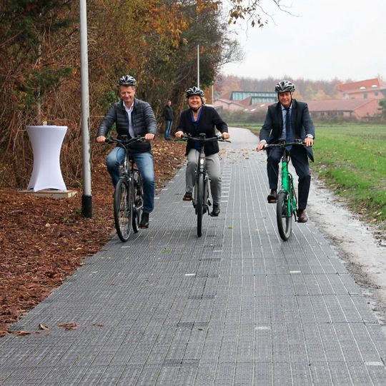 In Erftstadt bei Köln gibt es jetzt den ersten Solarradweg Deutschlands. In Erftstadt bei Köln gibt es jetzt den ersten Solarradweg Deutschlands.