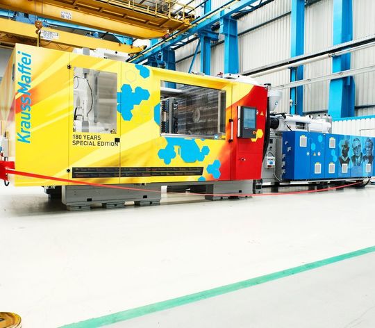 Kunst und Technik in augengefälligem Miteinander: Das ist die Jubiläums-Spritzgießmaschine des Typs GX 900-4300 Bluepower, die Krauss-Maffei zum 180. Bestehen jetzt als 180. Maschine an das Creglinger Unternehmen Wirthwein geliefert hat. Die Umsetzung des „Street-Art-Designs“ hat der Künstler Ralf Spitzer alias Shamey ABC gestaltet. Kunst und Technik in augengefälligem Miteinander: Das ist die Jubiläums-Spritzgießmaschine des Typs GX 900-4300 Bluepower, die Krauss-Maffei zum 180. Bestehen jetzt als 180. Maschine an das Creglinger Unternehmen Wirthwein geliefert hat. Die Umsetzung des „Street-Art-Designs“ hat der Künstler Ralf Spitzer alias Shamey ABC gestaltet.