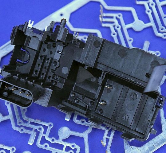 Metall-Kunststoff-Hybridbauteile, wie sie bei Witte Automotive in Nejdek bei Karlsbad hergestellt werden, sind Kernkomponenten der Türschloss-Module vieler Automobile. Wittmann-Battenfeld-Systeme gehören zu den Enablern, diese produktiv und einsatzfähig zu fertigen. Metall-Kunststoff-Hybridbauteile, wie sie bei Witte Automotive in Nejdek bei Karlsbad hergestellt werden, sind Kernkomponenten der Türschloss-Module vieler Automobile. Wittmann-Battenfeld-Systeme gehören zu den Enablern, diese produktiv und einsatzfähig zu fertigen.