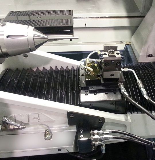 Mit der automatisch höhenverstellbaren Lünette (Ahas = Auto Height Adjustable Steady) bietet Anca, ein Experte für CNC-Werkzeugschleifmaschinen, ein Stützsystem an, das nicht nur gut schleifen lässt, wie es heißt... Mit der automatisch höhenverstellbaren Lünette (Ahas = Auto Height Adjustable Steady) bietet Anca, ein Experte für CNC-Werkzeugschleifmaschinen, ein Stützsystem an, das nicht nur gut schleifen lässt, wie es heißt...