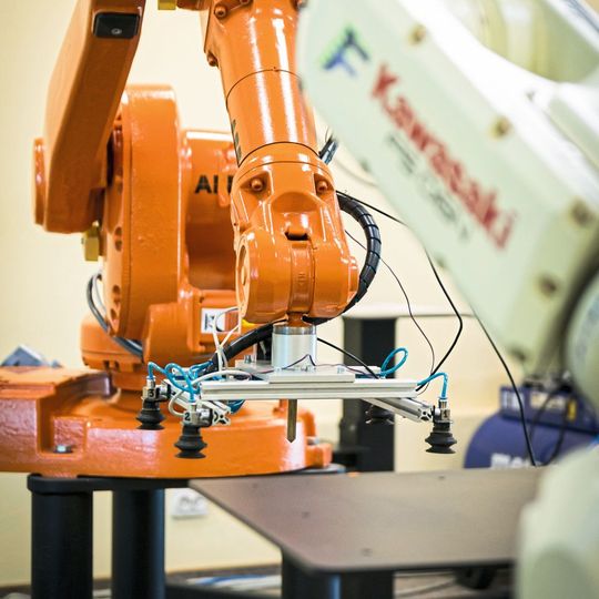Die Nachfrage steigt. Technologische Neuerungen ermöglichen den Einsatz von Robotern auch in kleineren Unternehmen. Die Nachfrage steigt. Technologische Neuerungen ermöglichen den Einsatz von Robotern auch in kleineren Unternehmen.
