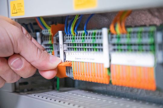 Hecht, ein Anlagenbauer für den Schüttgutbereich, setzt die Reihenklemmen Topjob S mit Hebel von Wago in ihrem Technikum ein. Hecht, ein Anlagenbauer für den Schüttgutbereich, setzt die Reihenklemmen Topjob S mit Hebel von Wago in ihrem Technikum ein.