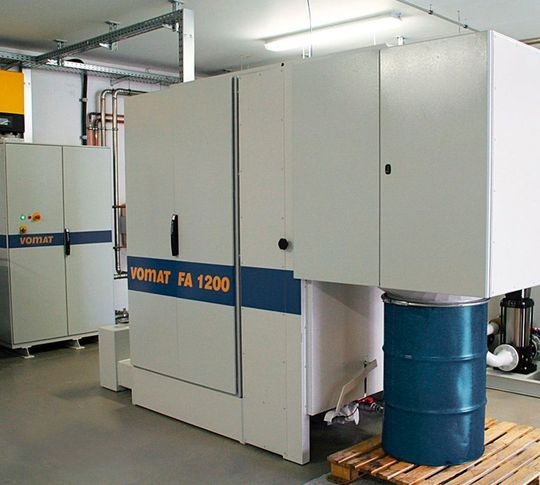 Effektivere KSS-Filterung und -Aufbereitung: Mit dem von Vomat entwickelten Sedimentators mit automatischer Wertstoffaufbereitung etwa erfolgt die Entsorgung von Kühlschmiermitteln (KSS) anwenderfreundlich direkt in einen geeigneten Transportbehälter der Recyclingfirmen. Effektivere KSS-Filterung und -Aufbereitung: Mit dem von Vomat entwickelten Sedimentators mit automatischer Wertstoffaufbereitung etwa erfolgt die Entsorgung von Kühlschmiermitteln (KSS) anwenderfreundlich direkt in einen geeigneten Transportbehälter der Recyclingfirmen.