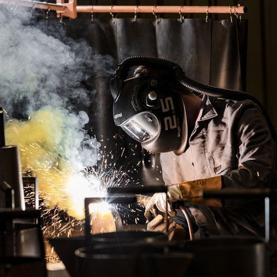 Künftig könnte eine intelligente Berufskleidung Schäden an sich selbst automatisch melden beziehungsweise sich selbst reparieren. Künftig könnte eine intelligente Berufskleidung Schäden an sich selbst automatisch melden beziehungsweise sich selbst reparieren.